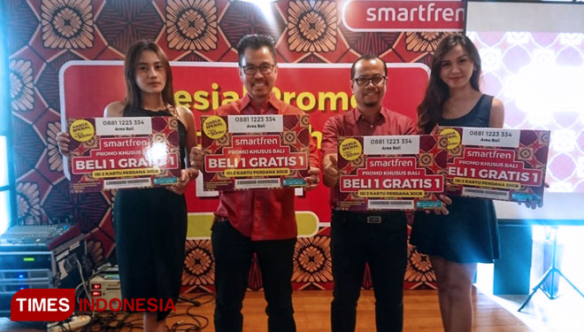 Dari ki-ka, Djoko Tata Ibrahim,Deputy CEO Smartfen dan Sukaca Purwokardjono, Deputy CEO Mobility Smartfren dengan bangga memperkenalkan produk baru Smartfren hanya untuk masyarakat Bali. (foto: Monica Sari / TIMES Indonesia) 