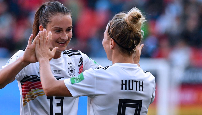 Gelandang Jerman, Sara Dabritz, bersama Svenja Huth merayakan kemenangan atas Spanyol pada laga Piala Dunia Wanita 2019 di Stadion Hainaut, Valenciennes, Rabu (12/6). (FOTO: AFP/Philippe Huguen)