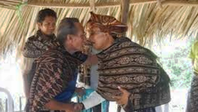 Nose to nose tradition by Sabu Raijua' society. (Picture by: Istimewa)