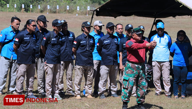 Anggota BNN yang berlatih menembak di Puslatpur TNI-AL Purboyo, Bantur, Kabupaten Malang dengan seksama mendengarkan petunjuk dari instruktur Kodilat-AL dan saat mereka menembak sasaran. (FOTO: Widodo Irianto/TIMES Indonesia)
