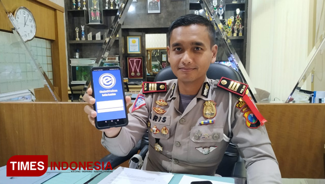 Kasat Lantas Bojonegoro, AKP Aristianto menunjukkan aplikasi e-Sidik, Senin (24/6/2019). (FOTO: Yudi Handoyo/TIMES Indonesia).