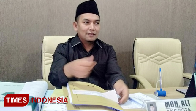 Anggota Komisi III DPRD Pamekasan, M Ali saat ditemui di ruang kerjanya. (FOTO: Akhmad Syafi'i/TIMES Indonesia)