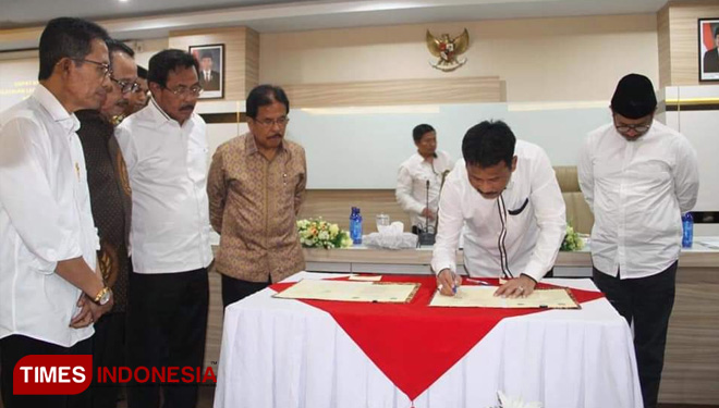 Walikota Batam, HM Rudi, SE.MM usai melakukan penandatangan tentang penanganan sertifikat rumah kampung tua di Batam. (FOTO: Ali Mahmud/TIMES Indonesia)