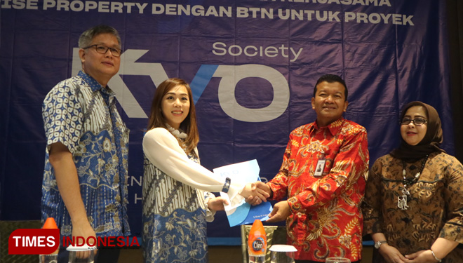 (kiri-kana) Joseph Lukito, Belinda Natalia, dan Waluyo menunjukkan surat kerjasama antara Tanrise dan BTN untuk proyek Kyo Society, Senin (24/6/2019). (FOTO: Lely Yuana/TIMES Indonesia)