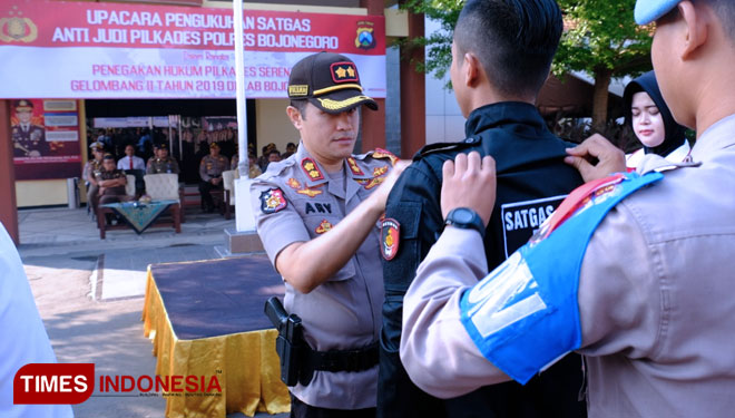 Kapolres Bojonegoro, AKBP Ary Fadli memimpin pengukuhkan Satuan Tugas (Satgas) Anti Judi di halaman Mapolres Bojonegoro, Senin (24/6/2019). (Foto: Yudi Handoyo/ TIMES Indonesia)