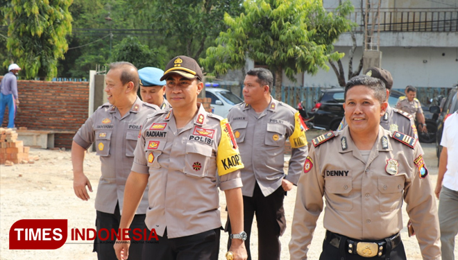 Kapolres Ponorogo melakukan pengecekan pembangunan mapolsek Pulung. (FOTO: Marhaban/TIMES Indonesia)