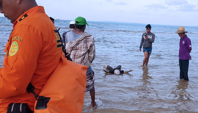 Tim Gabungan Pencari Korban Saat Menemukan Korban KM Arim Jaya Yang Meninggal Dunia, (FOTO: Istimewa)