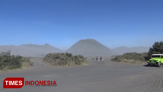 Kondisi laut pasir Bromo cenderung berdebu selama musim kemarau. (FOTO: Happy L. Tuansyah/TIMES Indonesia)