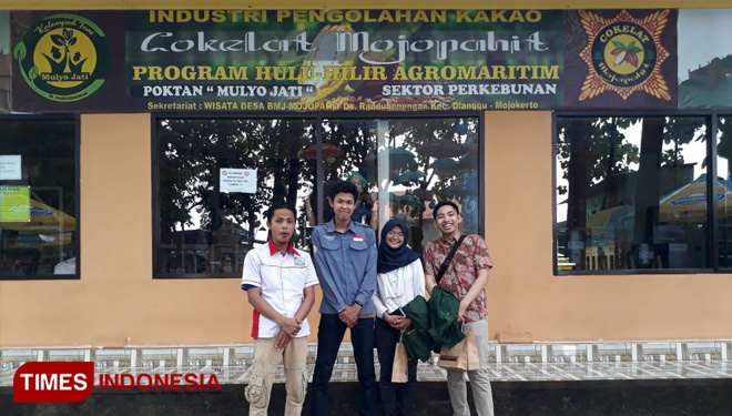Anggota tim PKM dari prodi Teknik Lingkungan Fakultas Sains dan Teknologi Universitas Airlangga yang melakukan penelitian mengenai kulit buah cokelat sebagai adsorben yang mampu menyerap kandungan logam Pb (II) dalam air. (FOTO: AJP/TIMES Indonesia)