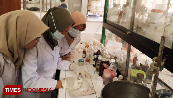 Mahasiswa Fakultas Sains dan Teknologi Universitas Airlangga menggagas sebuah ide penelitian dengan judul “Aplikasi Nanotechnology pada Survival Food sebagai Upaya Meningkatkan Ketahanan Hidup Korban Bencana”. (FOTO: AJP/TIMES Indonesia)