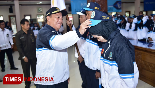 Bupati Lamongan, Fadeli mengukuhan atlet Kabutapen Lamongan yang akan bertanding di ajang Porprov Jawa Timur 2019, di Pendopo Lokatantra, Senin (24/6/2019). (FOTO: MFA Rohmatillah/TIMES Indonesia)