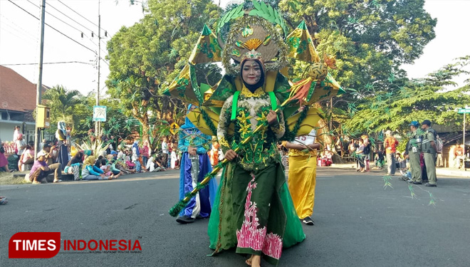 Peserta parade budaya dalam Jumbara IX PMR PMI Se-Jatim di Magetan. (FOTO: Aditya Candra/TIMES Indonesia)