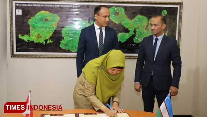  Wakil Gubernur NTB, Dr. Hj. Sitti Rohmi Djalillah saat menandatangani  Letter Of Intent (LOI) dengan Uzbekistan untuk kerjasama wisata halal.(FOTO: Humas Pemprov NTB for TIMES Indonesia) 