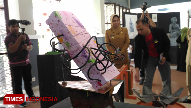 Wali kota saat membuka pameran seni didampingi istri almarhum Munir, Suciwati. (FOTO: Muhammad Dhani Rahman/TIMES Indonesia) 