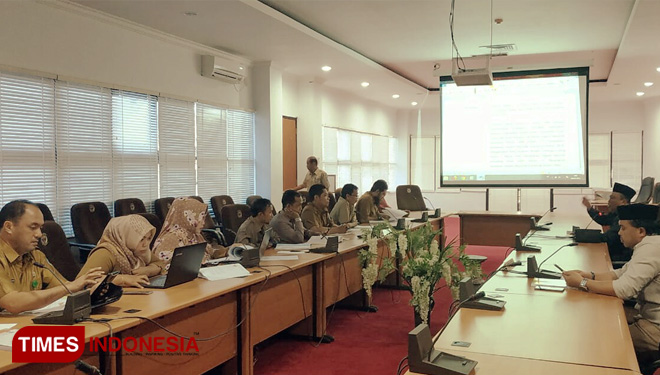 kondisi rapat Komisi 1 bersama tim Asistensi Raperda (Rancangan Peraturan Daerah) terkait Penerimaan Zakat, Infaq, Sedekah dan Dana Sosial Keagamaan lainnya. (FOTO: Kusnadi/TIMES indonesia) 