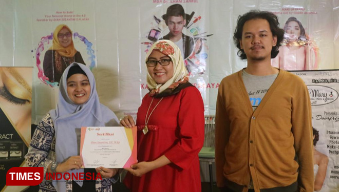 Penyerahan penghargaan oleh Citra Angga, Dosen Fikom Unitomo (kiri) kepada Dian Susantini sebagai pembicara Beauty Class & Mini Talk Show (tengah) dan Leader  EO Ring Creative Sulton Subchan (kanan). (FOTO: Dimas Habib/TIMES Indonesia)