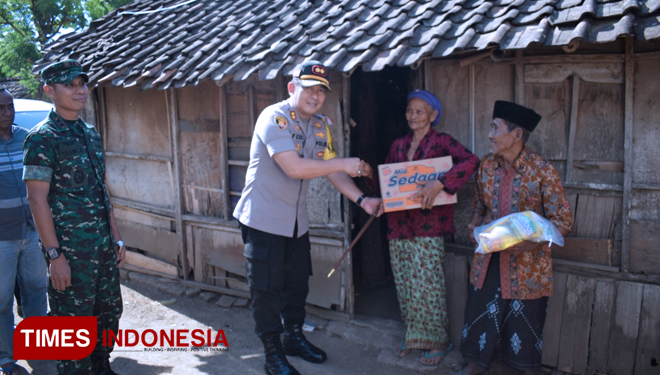 Kapolres Bondowoso AKBP Febriansyah saat memberikan sembako kepada warga prasejahtera (FOTO: Moh Bahri/TIMES Indonesia) 