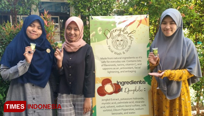 Tim PKM Fakultas Farmasi UNAIR yang beranggotakan Mazhar Ardhina Silmi, Kholidatul fauziyah, Diah Ayu Laraswati, Nursanti Arya Pratiwi, dan Rizki Amalia Arifiani menciptakan skincare dari kulit jengkol. (FOTO: AJP/TIMES Indonesia)