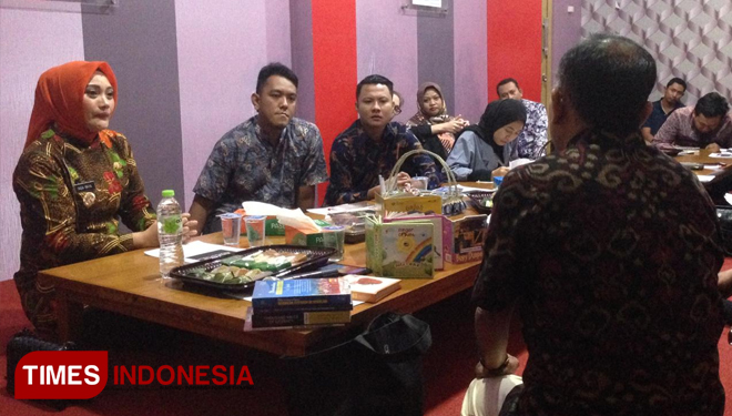 Wawali Madiun Inda Raya saat bersama para pegiat literasi Kota Madiun. (Foto: M. Al Zein/TIMES Indonesia)