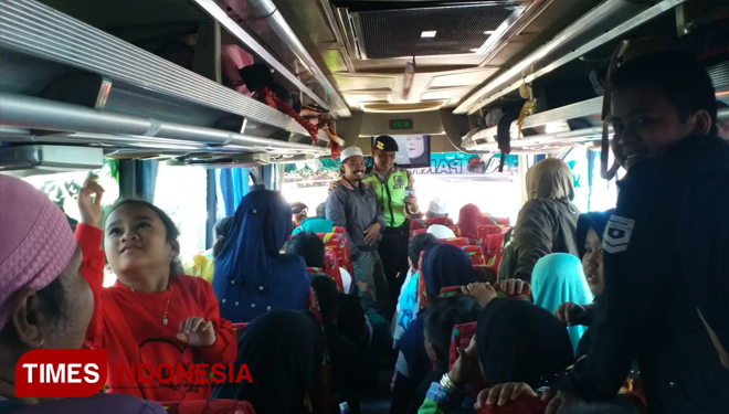 Anggota polres Malang saat menggelar razia di pintu tol Pandaan-Malang. (FOTO: Humas Polres Malang/TIMES Indonesia)