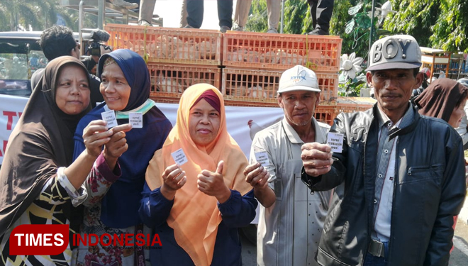Warga antre ingin mendapatkan ayam gratis di Yogyakarta. (FOTO: Dwijo Suyono/TIMES Indonesia)