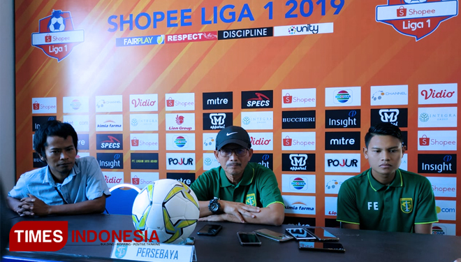 Pelatih Persebaya, Djadjang Nurdjaman saat melakukan konferensi pers di Aula Kantor Pojur Pamekasan. (FOTO: Akhmad Syafi'i/TIMES Indonesia)