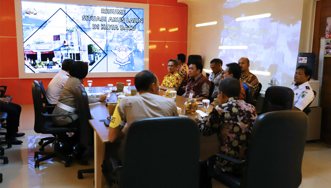 Suasana Evaluasi Operasi Ketupat Semeru 2019 di Balai Kota Among Tani mendorong pembuatan kantong parkir. (FOTO: Istimewa/TIMES Indonesia) 