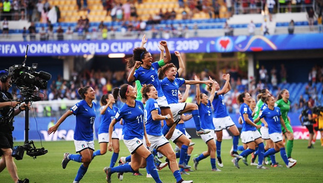 Kegembiraan Italia dan kesedihan Cina tampak mencolok di stadion de la Mosson, Montpellier Perancis usai mereka berlaga. (FOTO : FIFA-Getty Images) 