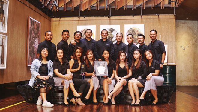 Jajaran direksi dan karyawan Artotel Group berfoto bersama penghargaan yang telah diterima. (FOTO: Istimewa)