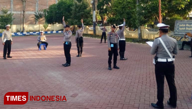 Anggota Polres Sumenep Saat Mengikuti Lomba Gerak Lalin Di Halaman Polres Sumenep. (FOTO: Ach. Qusyairi Nurullah/TIMES Indonesia)