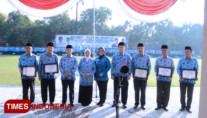 Bupati Kediri, Wakil Bupati Kediri ,Sekda Kab Kediri dan Kepala BNN Kab Kediri bersama Kepala OPD yang telah aktif berperan dalam P4GN. (FOTO: AJP/TIMES Indonesia)