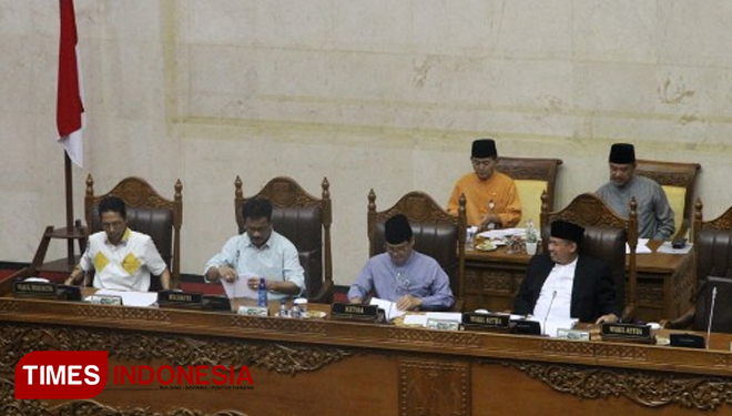 Walikota Batam, HM Rudi (tengah), Wakil Walikota Batam, Amsakar Achmad (kiri), Ketua DPRD Kota Batam, Nuryanto saat sidang Paripurna DPRD. Foto: Ali Mahmud