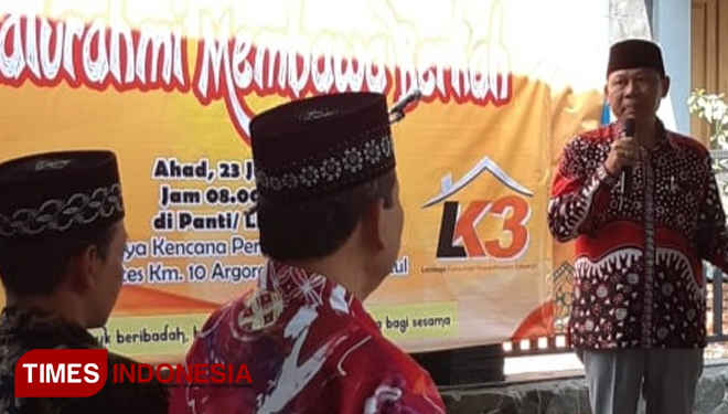Sekretaris Dinsos, Pemberdayaan Perempuan, dan Perlindungan Anak Pemkab  Bantul, Sunarso (berdiri) dalam sebuah acara di Kabupaten Bantul. (FOTO: Fajar Rianto/TIMES Indonesia)