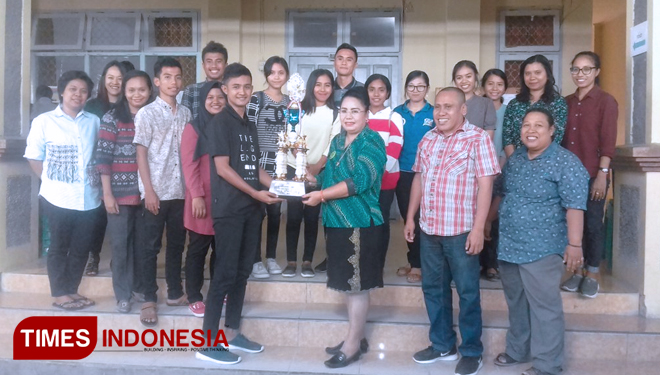 foto：Penyerahan Tropi Juara 3 Lomba KDMI  Tingkat LL Dikti VIII oleh Tiem Unkriswina kepada Rektor (FOTO: Habibudin/TIMES Indonesia)