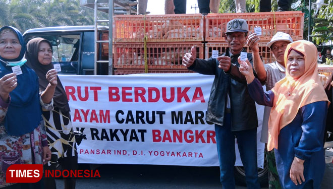 Warga Yogyakarta antre ayam gratis yang dibagikan Apayo. (FOTO: A Riyadi/TIMES Indonesia)