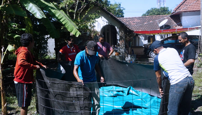 Warga bergotong royong membangun kolam ikan lele. (Istimewa)