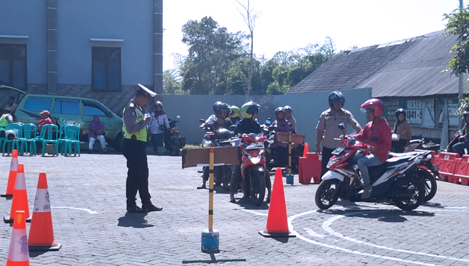 Ujian praktik berkendara dilaksanakan di Balai Desa Mojorejo Kota Batu. (ist/TIMES Indonesia)