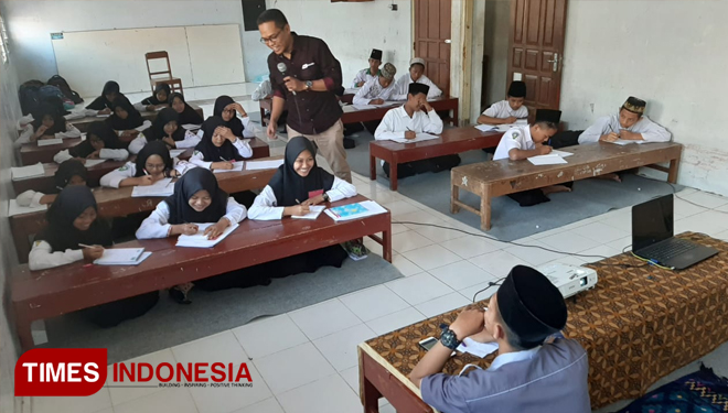 Bambang H Irwanto dari TIMES Indonesia Madiun Raya saat memberi materi tentang ilmu kerjasama kepada peserta LAKMUD IPNU-IPPNU Ponorogo. (FOTO: Evita Mukharomah/TIMES Indonesia)