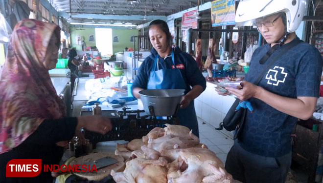 Sunarti, salah satu penjual daging ayam potong di Pasar Sayur Magetan sedang melayani pembeli. (FOTO: Aditya Candra/Times Indonesia)
