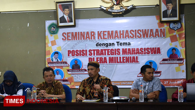 Kepala Diskominfo (dua dari kiri) menjadi narasumber di Seminar Posisi Strategis Mahasiswa di Era Milenial yang diadakan Universitas Islam Balitar (UNISBA), Kamis (27/6/2019). (Foto: Sholeh/ TIMES Indonesia)