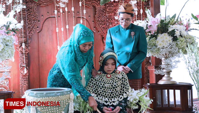 Suasana prosesi siraman pernikahan puteri pertama Gubernur Khofifah, Patimasang, kamis 27/6/2019(FOTO:TIM Media For TIMESIndonesia
