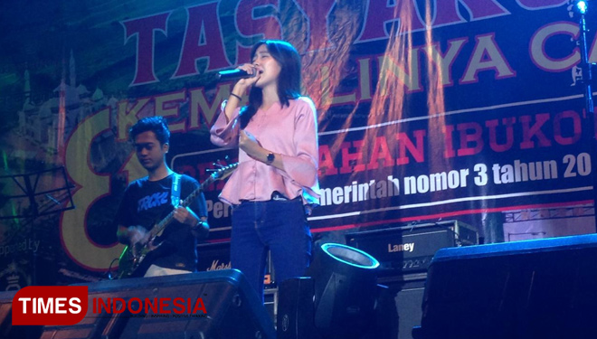 Salah satu penampilan band saat syukuran kembalinya nama Caruban. (FOTO: M. Al Zein/TIMES Indonesia)