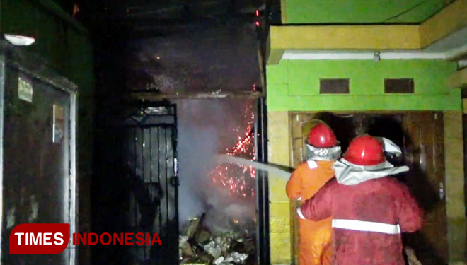 Proses pemadaman api berlangsung hingga sekitar tiga jam. (FOTO: Happy L. Tuansyah/TIMES Indonesia)