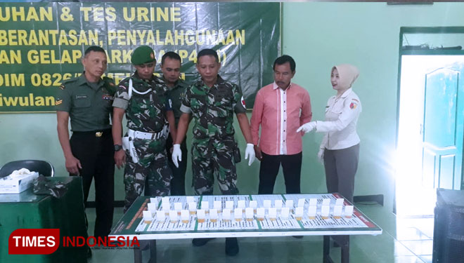  Suasana tes urin kepada anggota TNI dan PNS yang digelar di Aula Makodim, jalan Letnan Maksum Nomor 12 Kelurahan Lawangan Daya, Kecamatan Pademawu. (Foto: Akhmad Syafi'i/TIMES Indonesia)