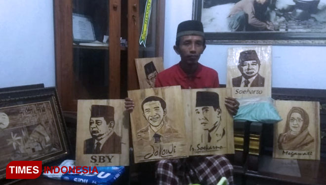 Taufik Hasan, Pelukis Muda asal Situbondo yang membuat karya lukisan Presiden dari sampah. (Foto: Uday/TIMES Indonesia). 