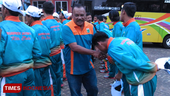 Ka Satgas Porprov Kota Batu memberikan semangat untuk para tim sepak bola sebelum bertolak ke Lamongan. (FOTO: Muhammad Dhani Rahman/TIMES Indonesia) 