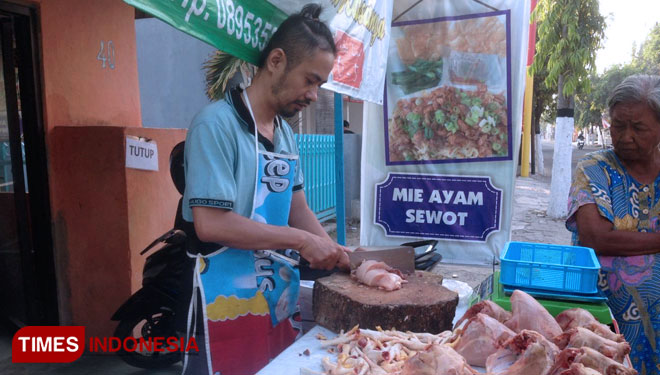 David, seorang pedagang daging ayam potong di Kota Madiun. (Foto: M. Al Zein/TIMES Indonesia)