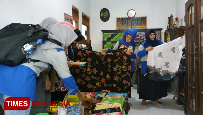 Para peserta pelatihan batik inklusif saat studi banding ke Probolinggo. (FOTO: Disnaker Kabupaten Malang for TIMES Indonesia)