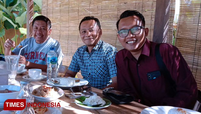 Nostalgia Sahabat Lama Lukman Yani-Effendi Gazali di Pantai Banyuwangi