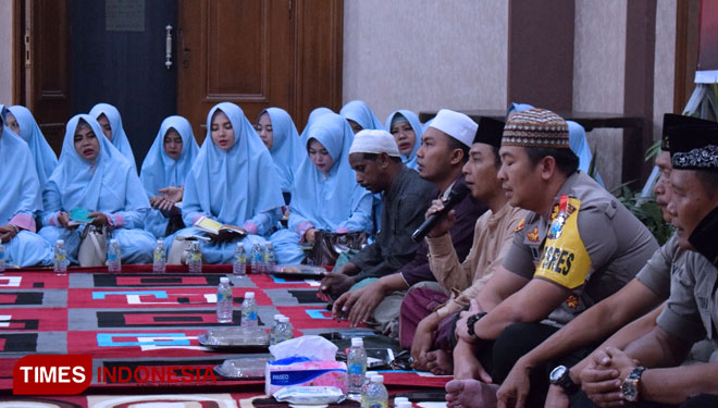 Polres-Bondowoso-saat-doa-bersama-sejumlah-anak-yatim-b.jpg